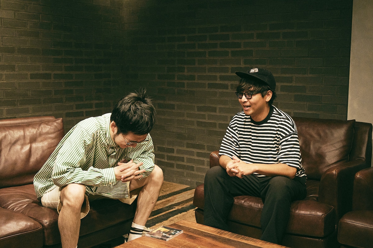 左から櫻田佑（トンツカタン）、吉野エクスプロージョン（G / （夜と）SAMPO）。