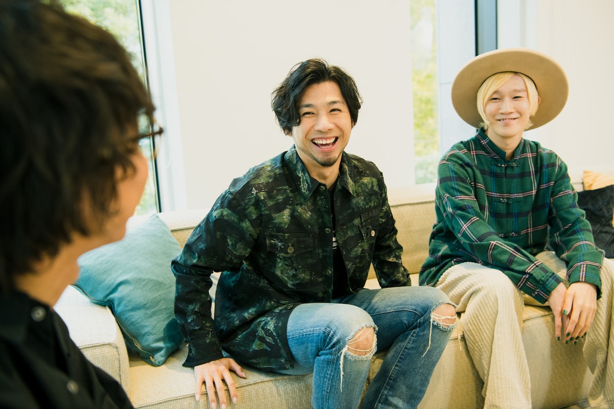 左から橋口洋平（wacci）、吉田山田。