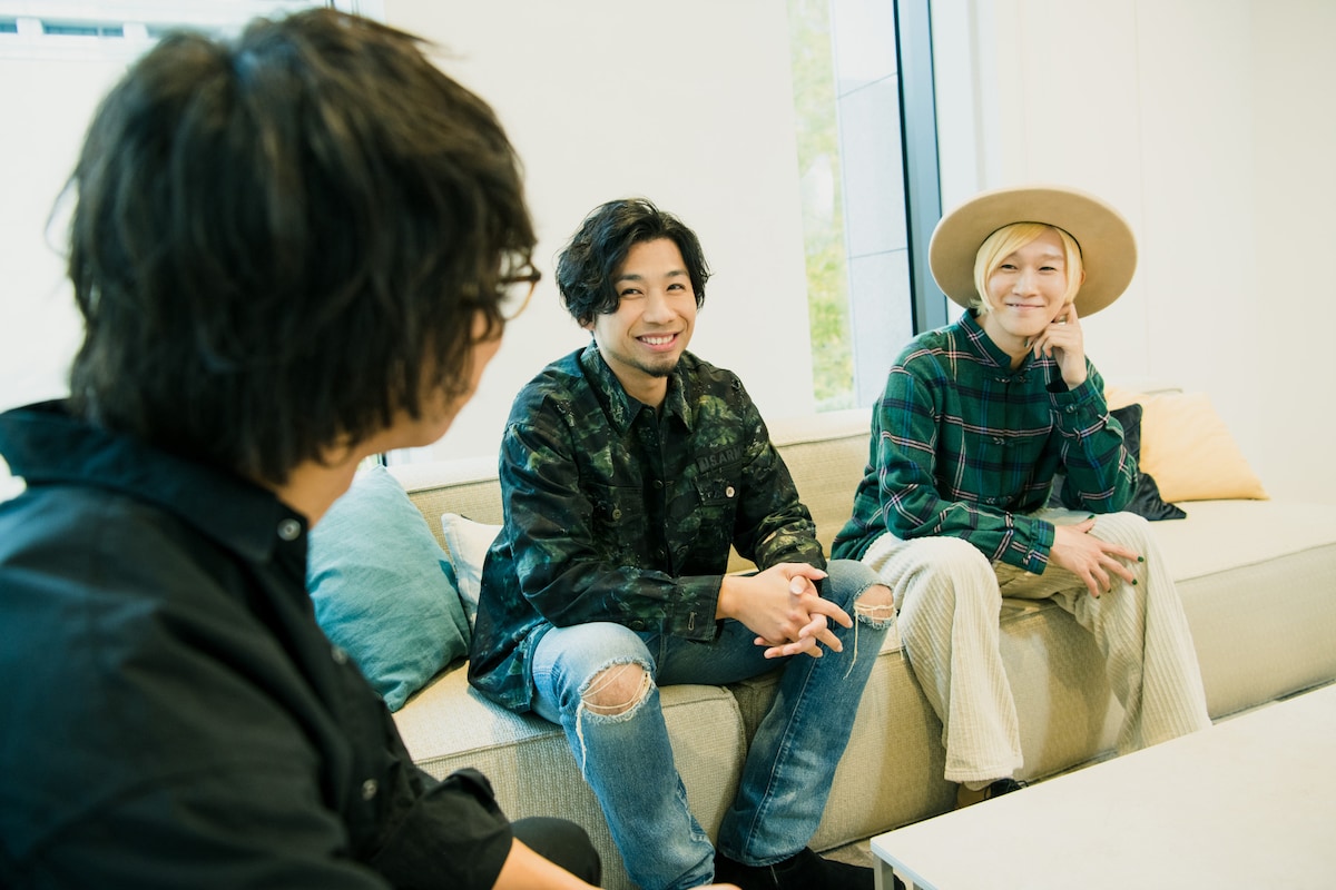 左から橋口洋平(wacci)、吉田山田。