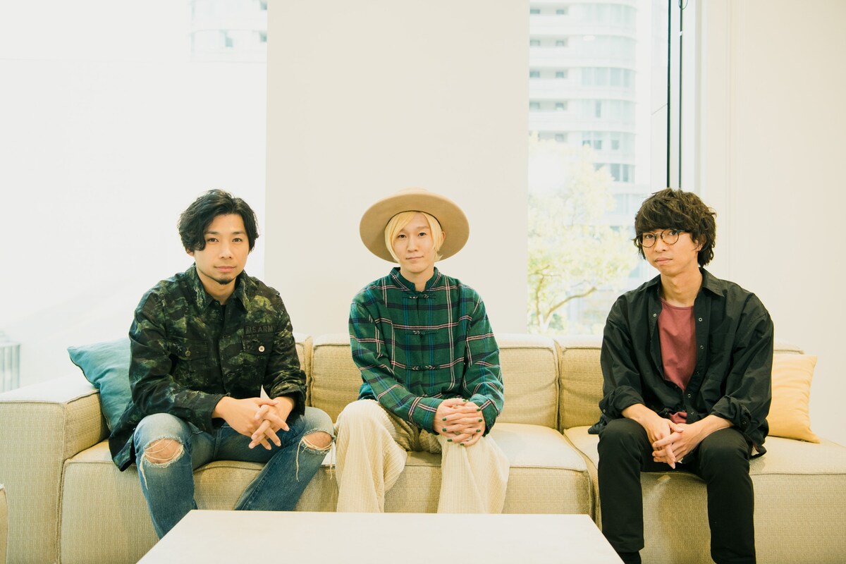 左から吉田山田、橋口洋平(wacci)。