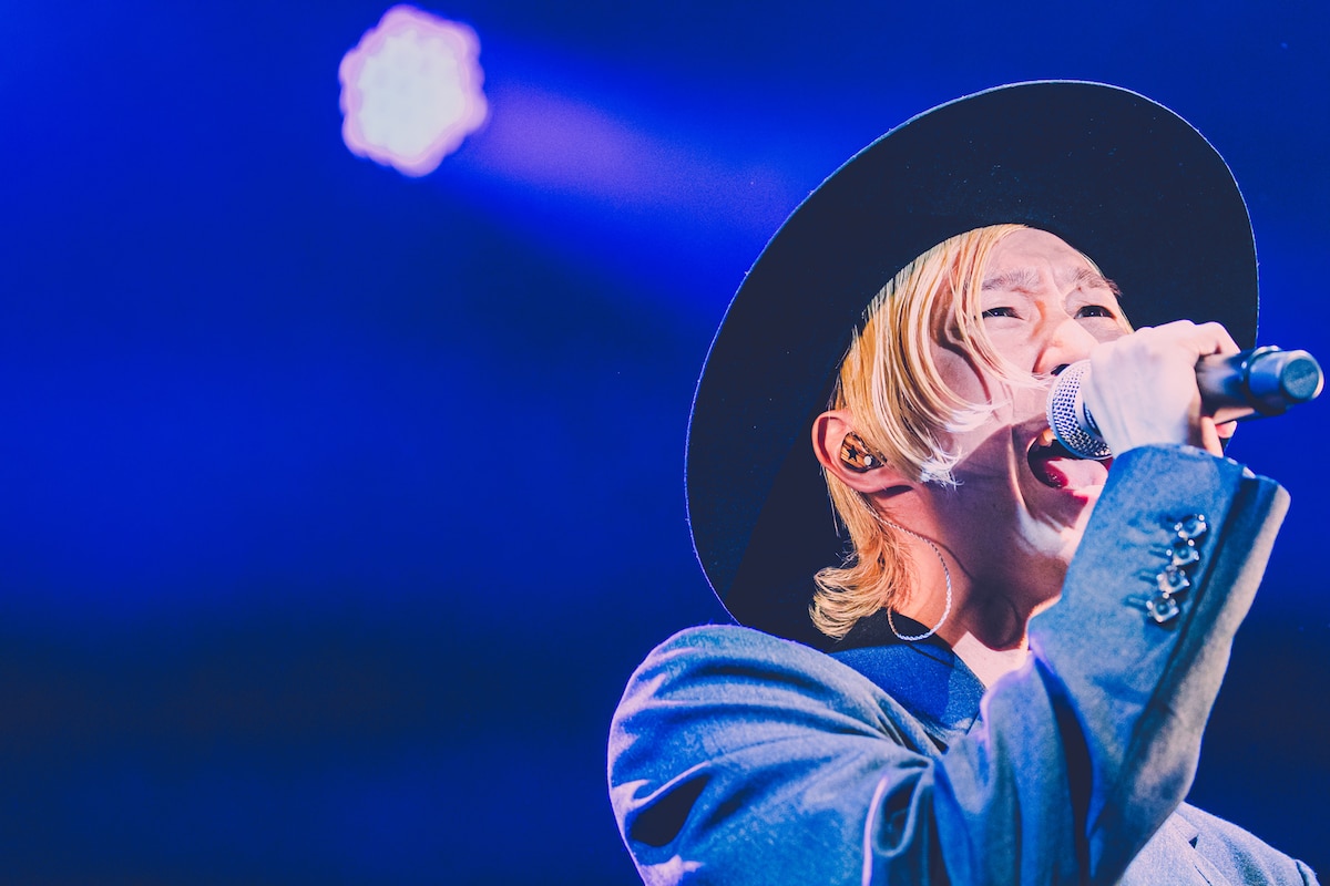 「吉田山田15周年記念 大感謝祭 2Days」バンドバージョンに出演した山田義孝（Vo）。（撮影：白石達也）