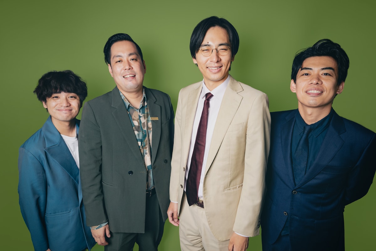 エバースとカベポスター。左から佐々木、町田、永見、浜田。