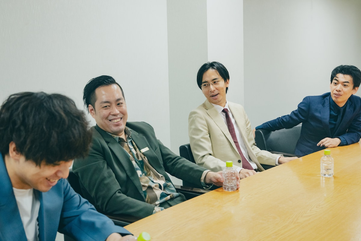 エバースとカベポスター。