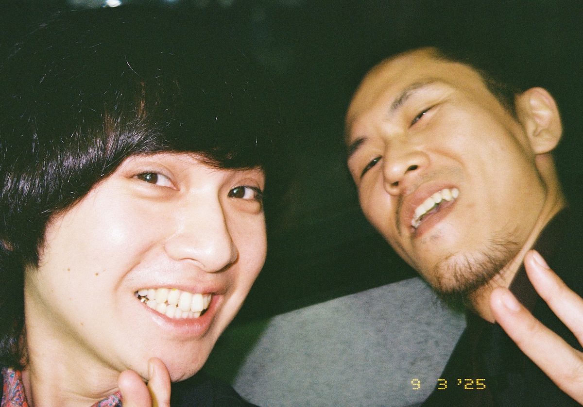 家族チャーハン。左から大石、江頭。