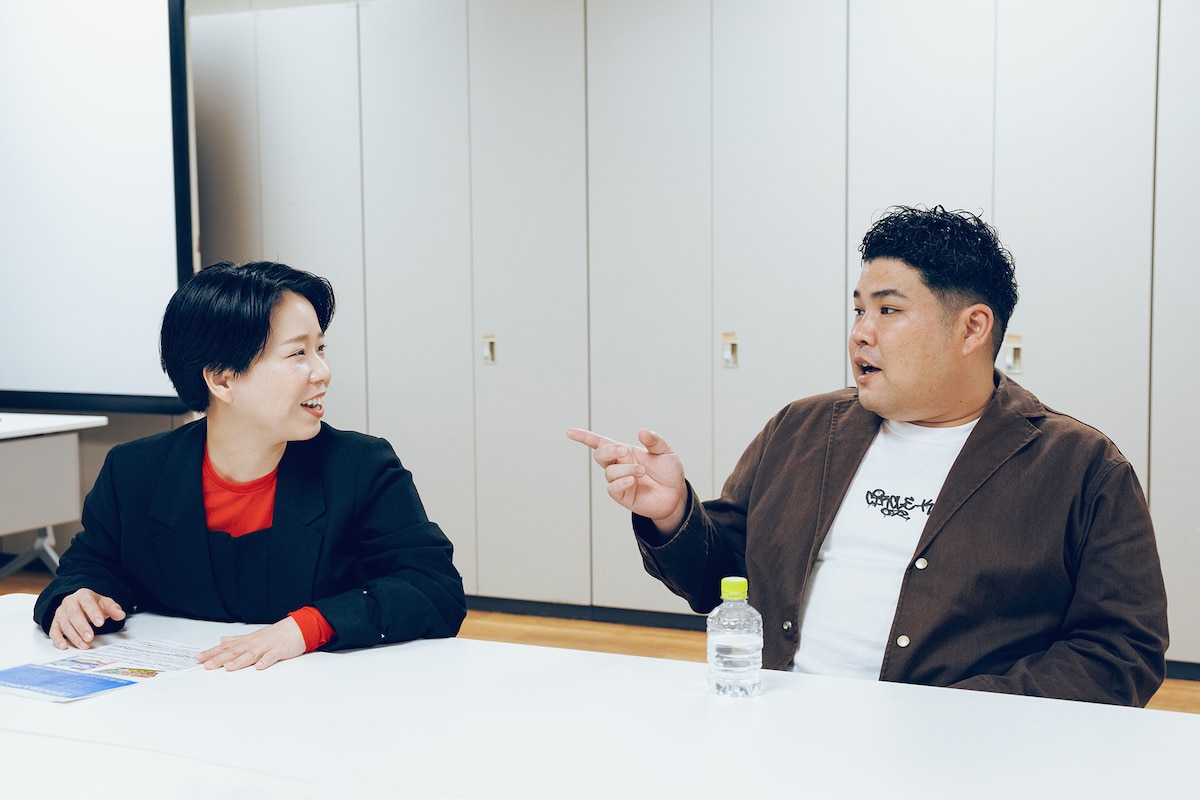 インタビューに答える天才ピアニスト竹内、豪快キャプテン・山下ギャンブルゴリラ