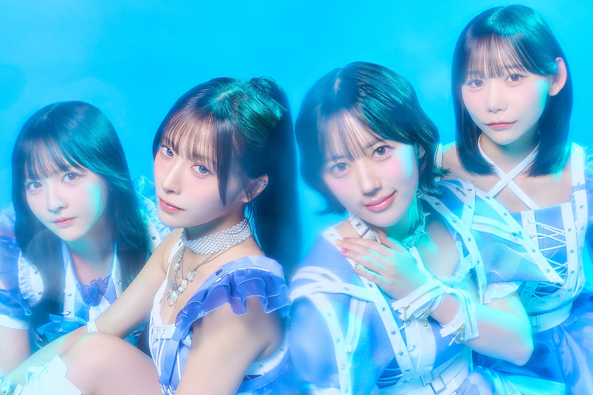 日向坂46藤嶌果歩が浮き輪で遊ぶ水着カット、1st写真集「果実の歩幅