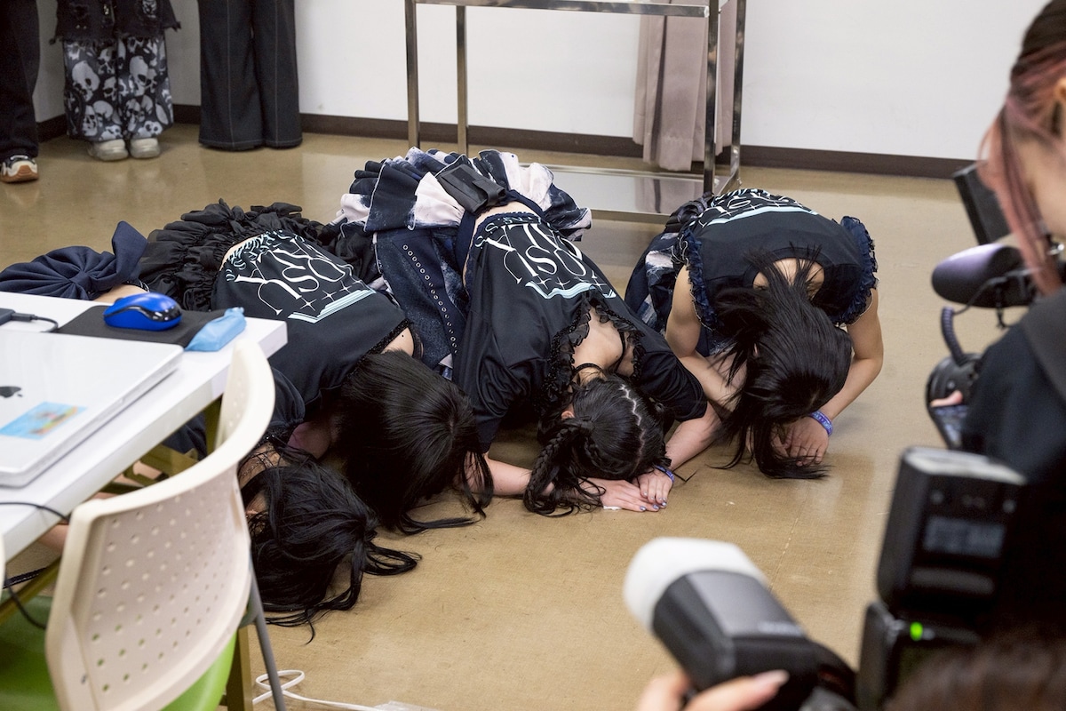 野音の楽屋で土下座するyosugala。（撮影：音楽ナタリー編集部）