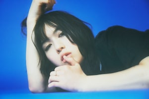 Young Kee「無敵」インタビュー｜“スリル”を求めた先で生まれたポップミュージック