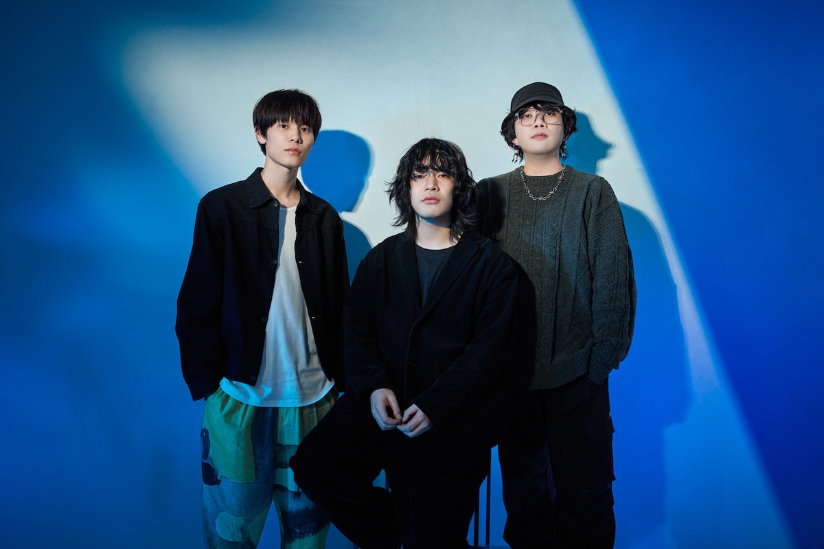 左から萩原利久、黒川侑司(Vo, G / ユアネス)、古閑翔平(G, Programming / ユアネス)。