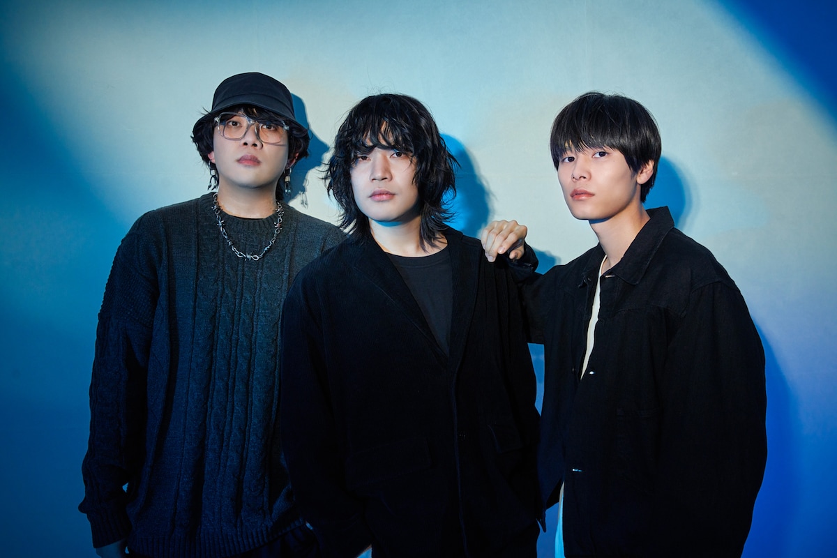 左から古閑翔平(G, Programming / ユアネス)、黒川侑司(Vo, G / ユアネス)、萩原利久。