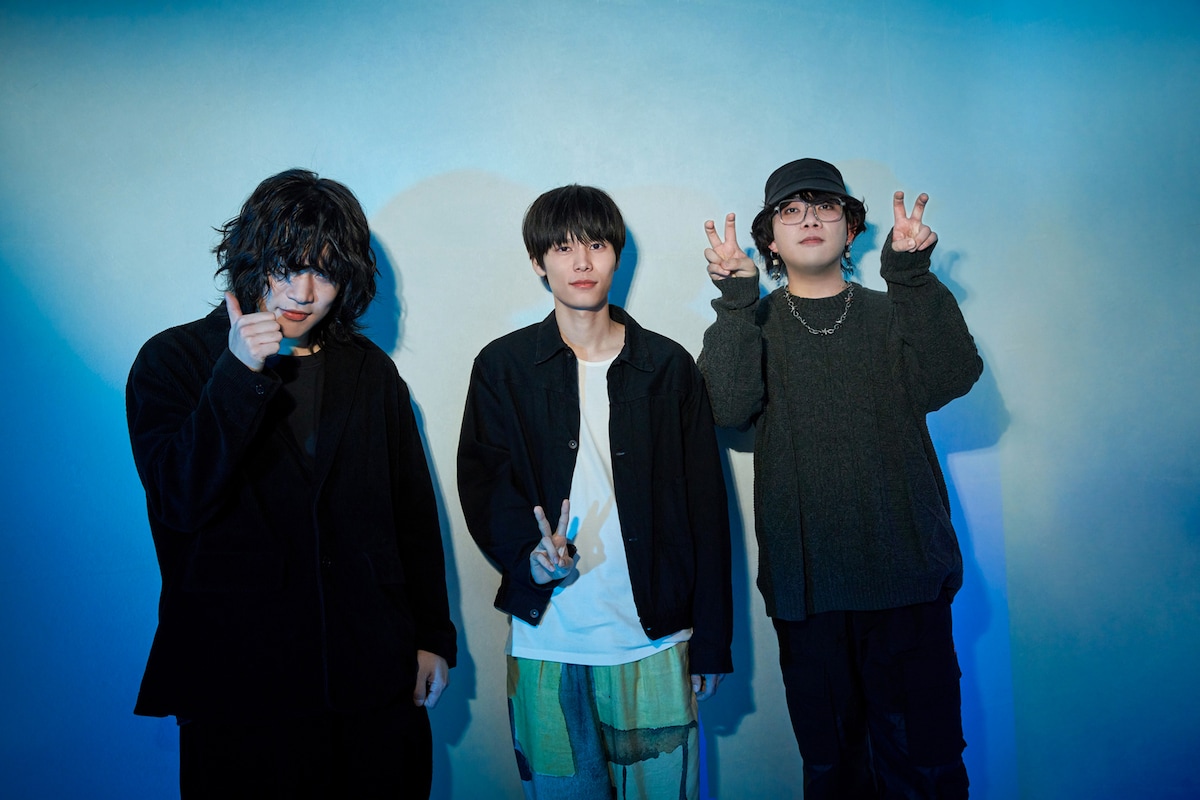 左から黒川侑司(Vo, G / ユアネス)、萩原利久、古閑翔平(G, Programming / ユアネス)。