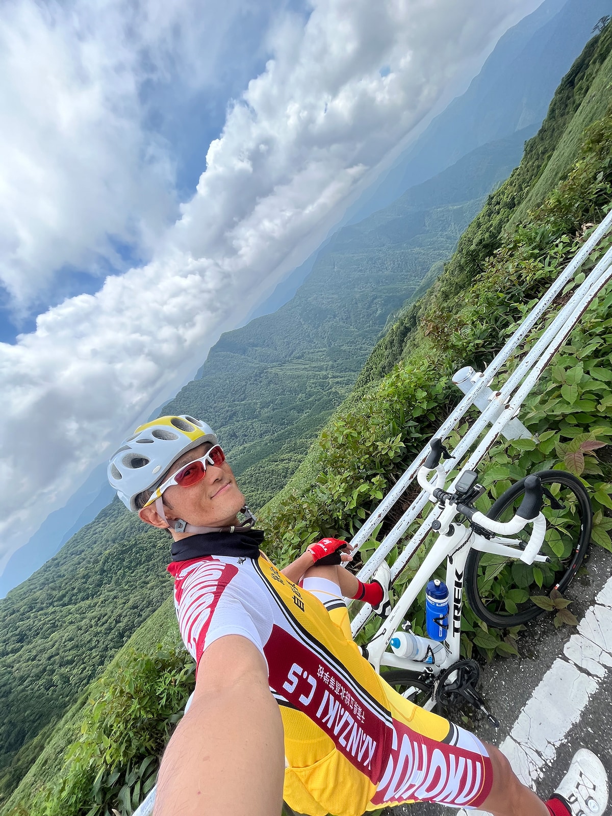 ロードバイク旅を謳歌する渡辺航。