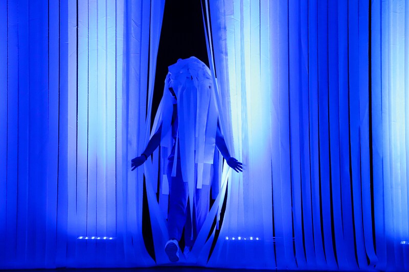 シアター・ジャンクション「カオスモス：脱植民地化されたキャバレー」より。（Photo:Jasmine Allan-Côté）