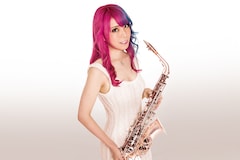 きゅるぴか～～～!!! ピンク髪のサックスプレイヤー、ユッコ・ミラーって何者？