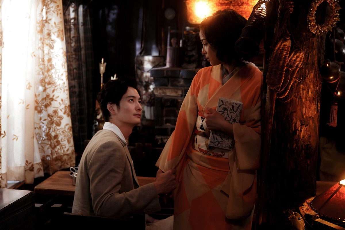 東京に引っ越した長谷川泰子(演:広瀬すず)は小林秀雄(演:岡田将生)と惹かれ合う