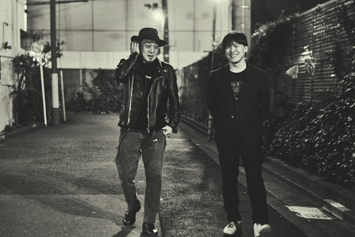 左からCMJK、佐藤純之介。