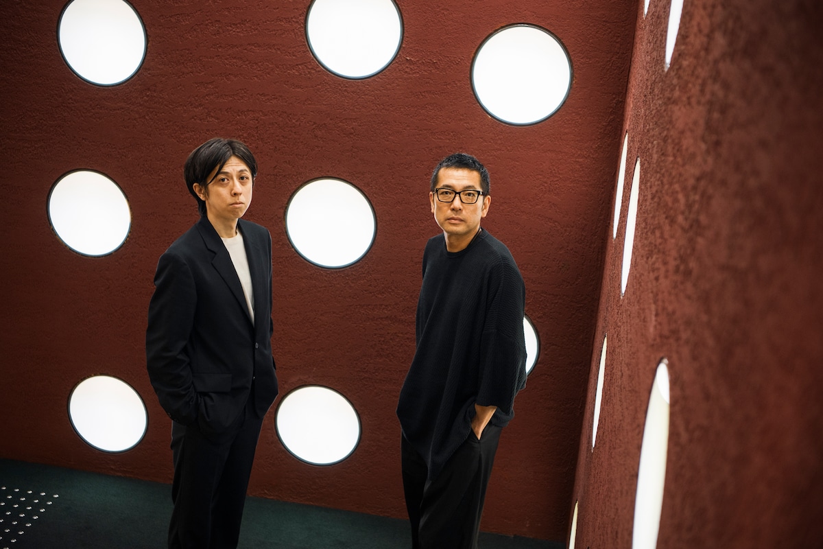 左から大川智史、シライケイタ。