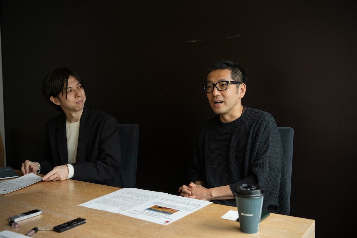 左から大川智史、シライケイタ。