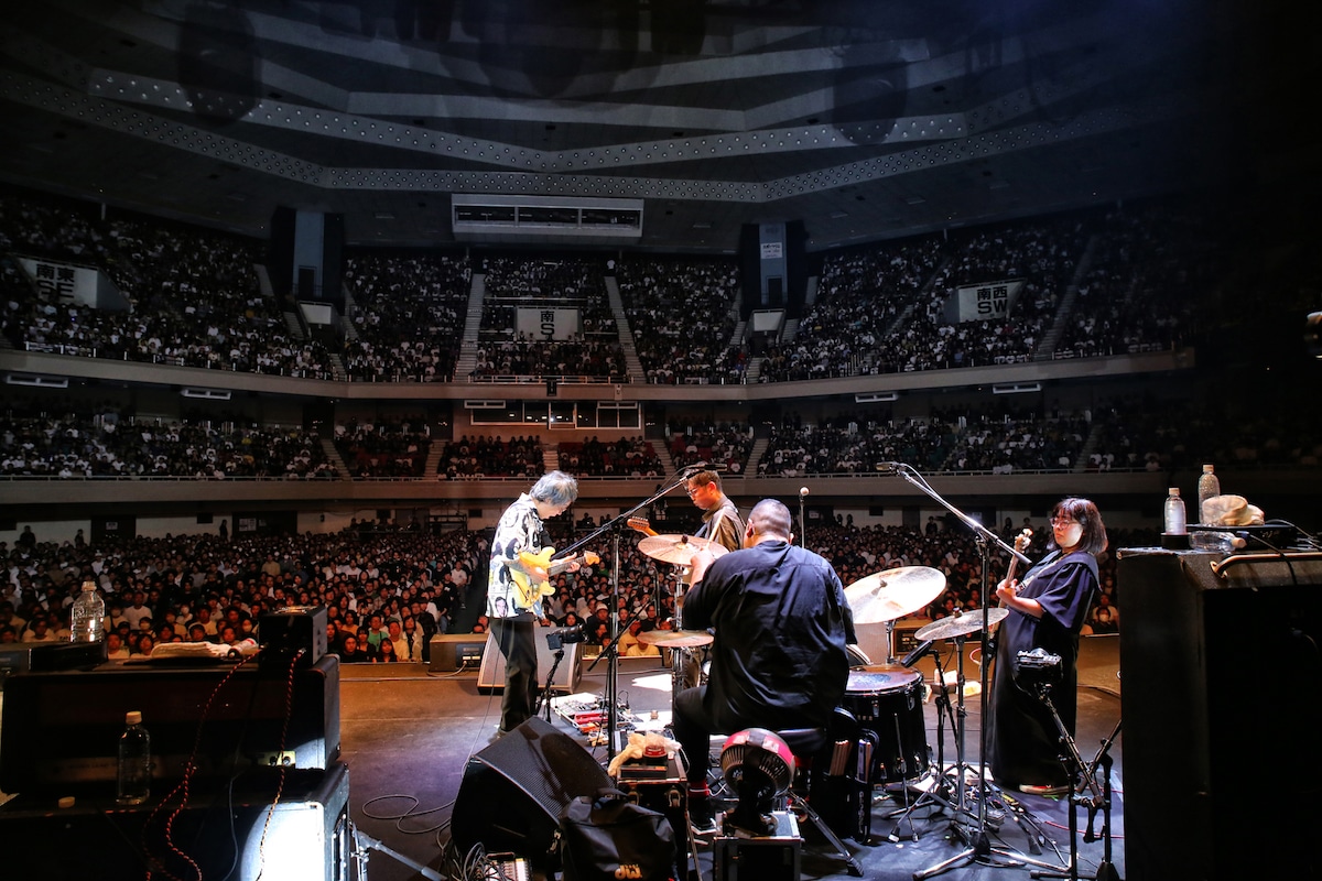 東京・日本武道館公演「ZAZEN BOYS MATSURI SESSION」の様子。（撮影：菊池茂夫）
