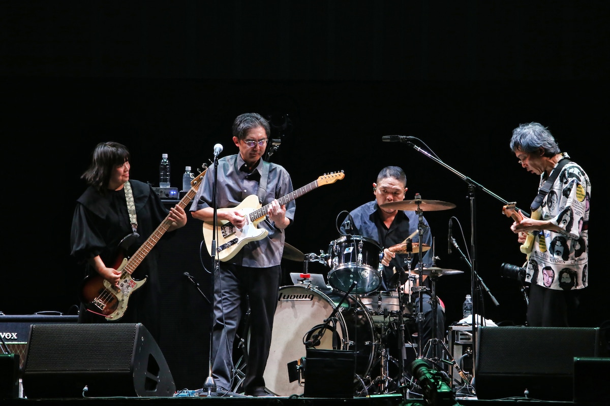 東京・日本武道館公演「ZAZEN BOYS MATSURI SESSION」の様子。（撮影：菊池茂夫）