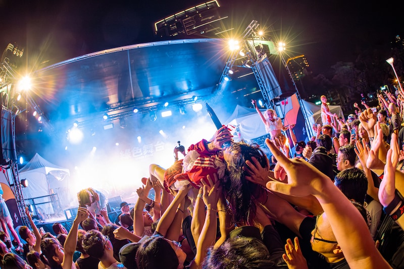 「??カ国 ??都市 日の本も飛び出し～増変侵喰愛rosion～TOUR」の様子。