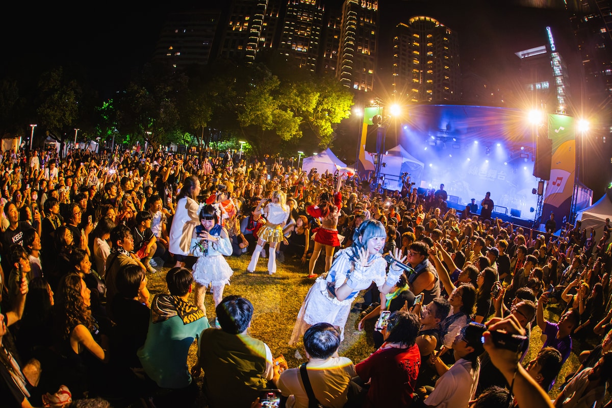 「??カ国 ??都市 日の本も飛び出し～増変侵喰愛rosion～TOUR」の様子。