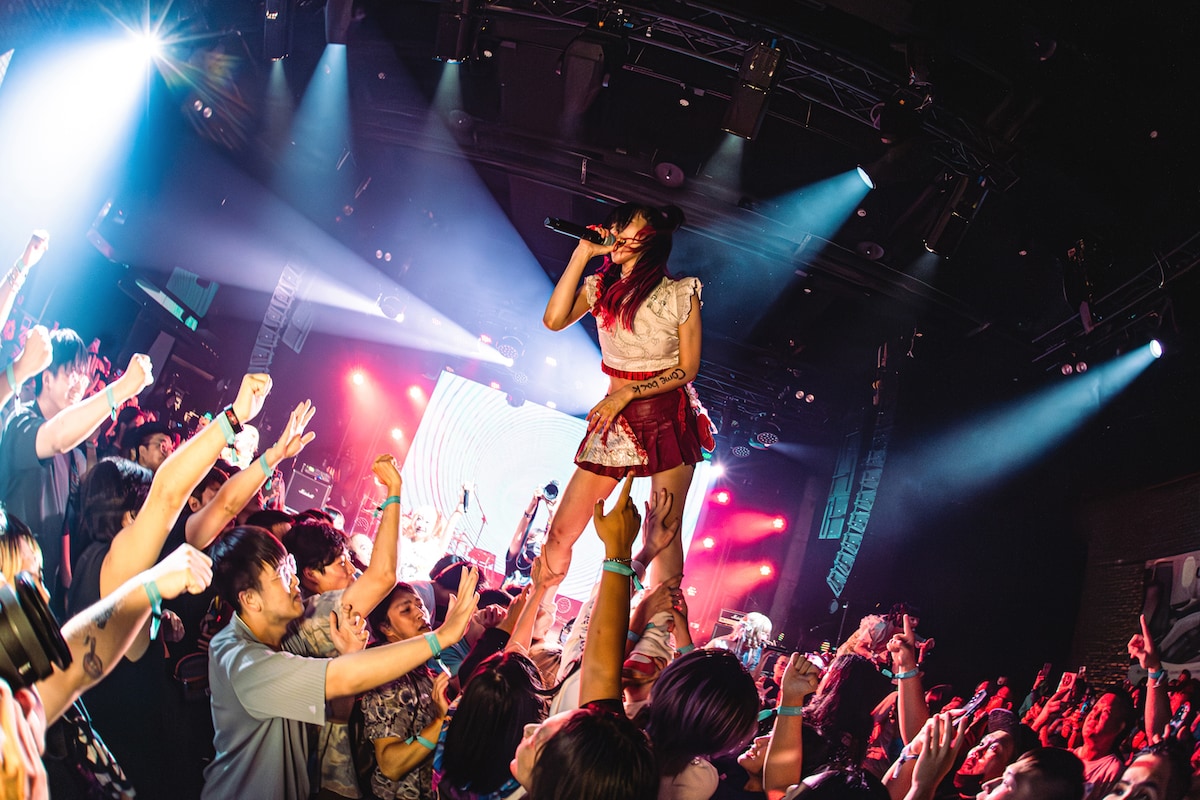 「??カ国 ??都市 日の本も飛び出し～増変侵喰愛rosion～TOUR」の様子。