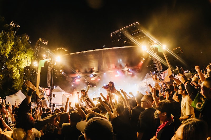 「??カ国 ??都市 日の本も飛び出し～増変侵喰愛rosion～TOUR」の様子。