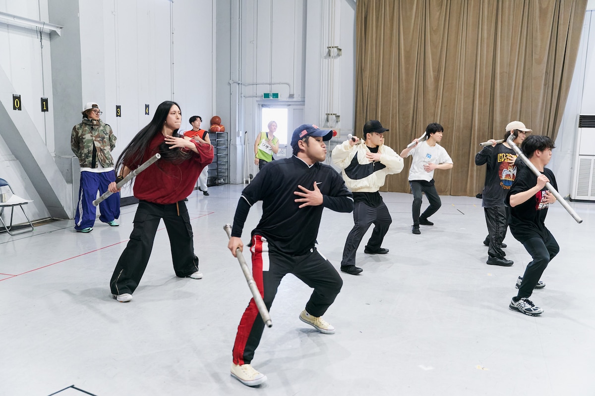 ダンス稽古中のアンサンブルキャスト。