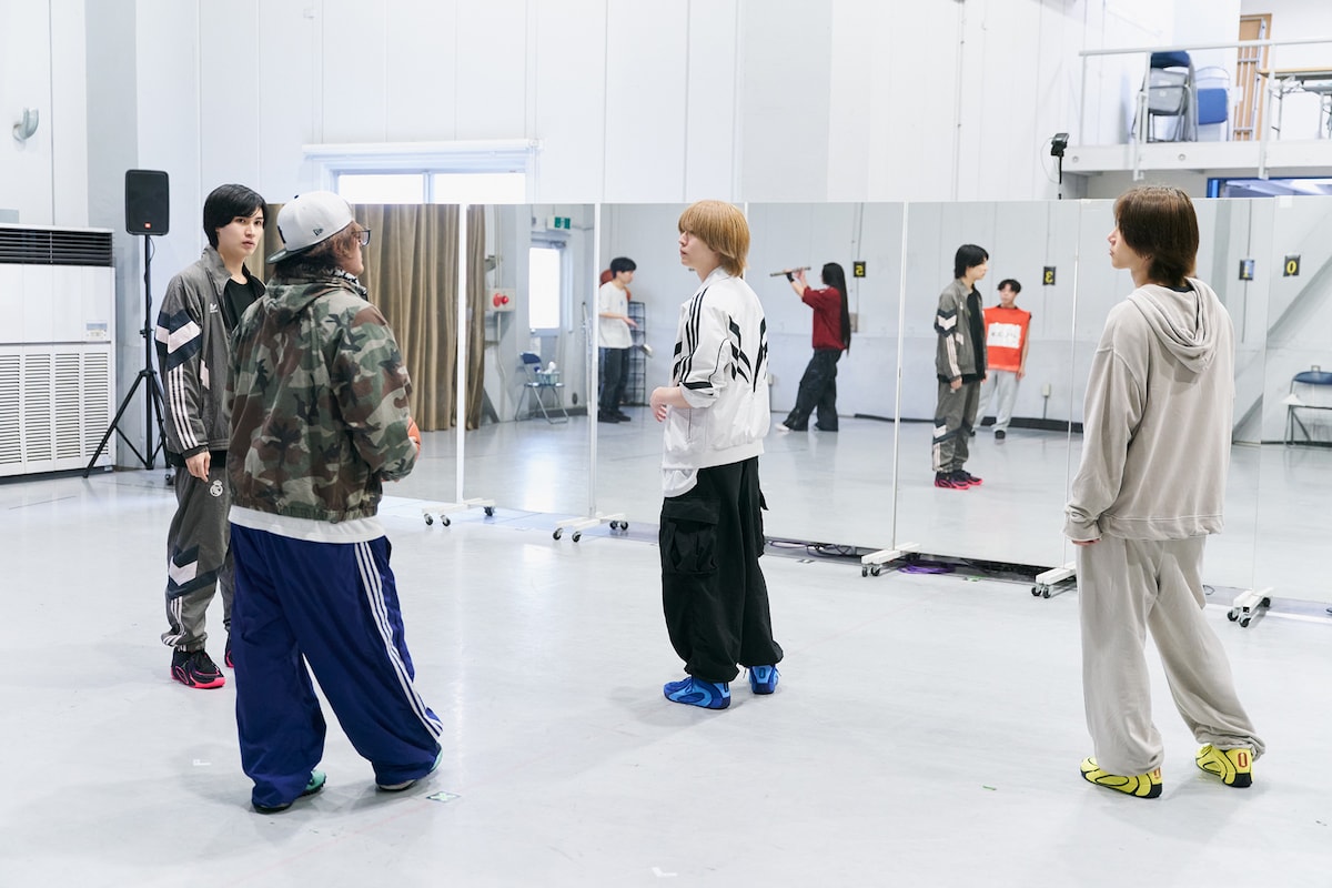 本山新之助の指導のもと、ダンス稽古に臨むUNFIXXXキャスト（笹森裕貴、福井巴也、大友海）。