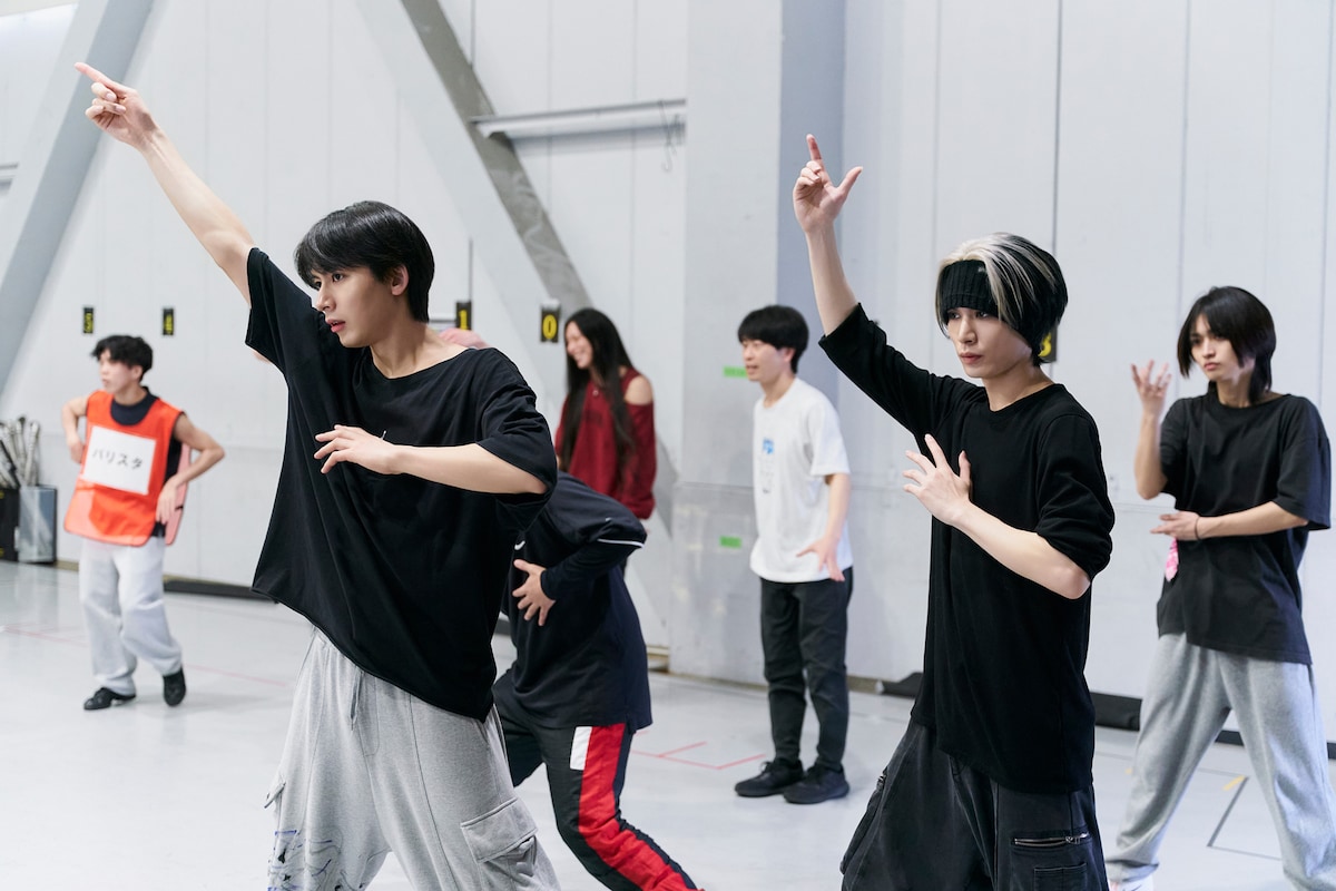 ダンス稽古中のKINGS+HOOTキャスト（石橋弘毅、佐藤たかみち、平賀勇成）。