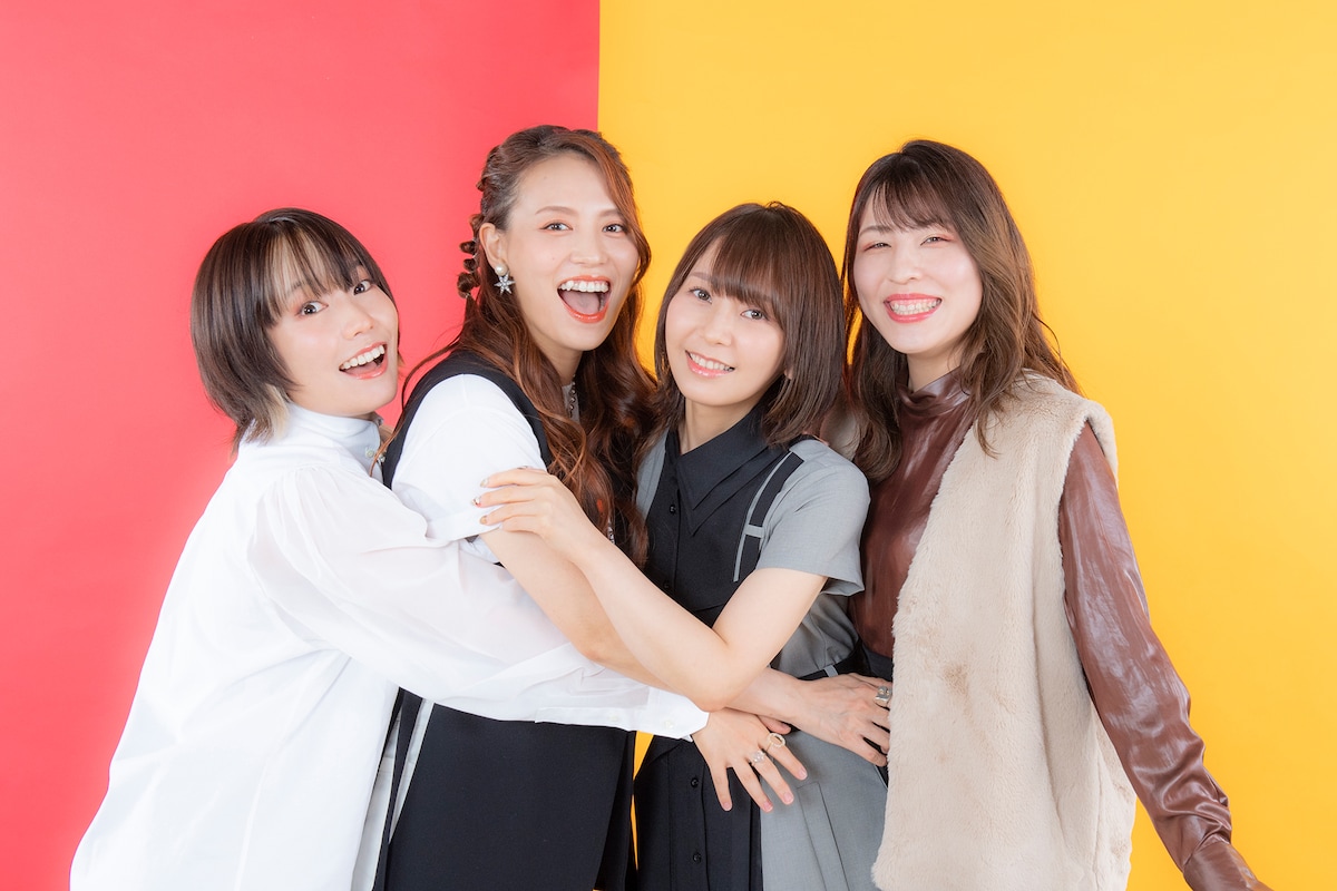 左から本渡楓、田野アサミ、種田梨沙、衣川里佳。